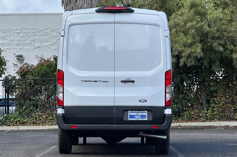 Ford Transit-250 Vehicle Full-screen Gallery Image 04