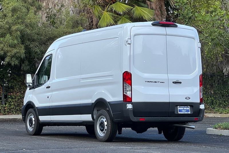 Ford Transit-250 Vehicle Full-screen Gallery Image 05