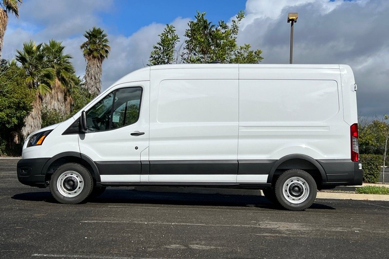 Ford Transit-250 Vehicle Full-screen Gallery Image 06