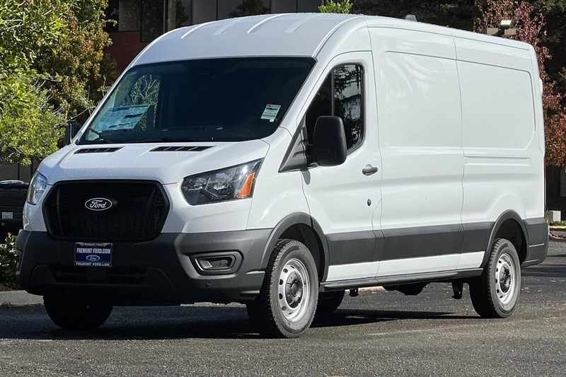 Ford Transit-250 Vehicle Full-screen Gallery Image 07