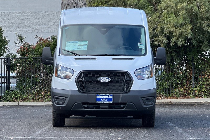 Ford Transit-250 Vehicle Full-screen Gallery Image 08