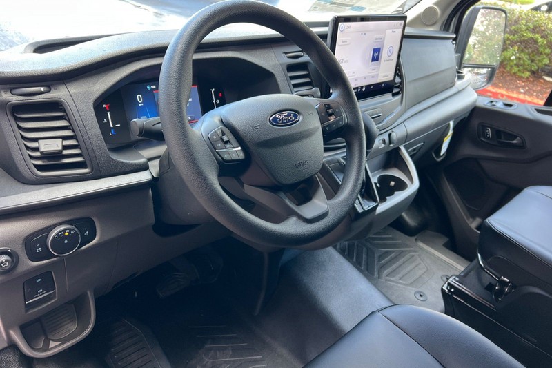 Ford Transit-250 Vehicle Full-screen Gallery Image 09