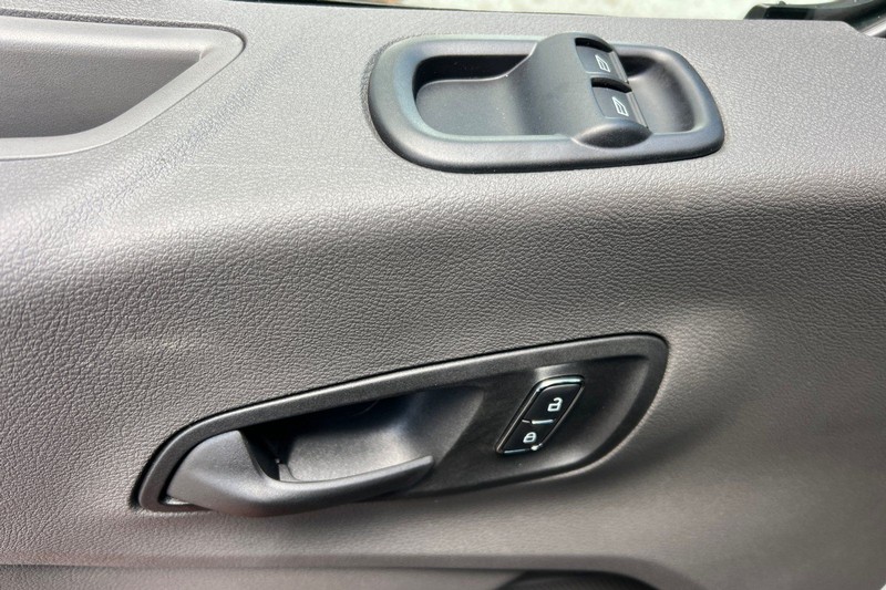 Ford Transit-250 Vehicle Full-screen Gallery Image 10