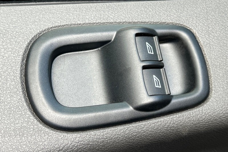 Ford Transit-250 Vehicle Full-screen Gallery Image 11