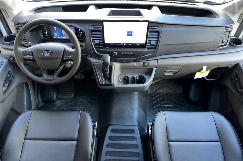 Ford Transit-250 Vehicle Full-screen Gallery Image 12