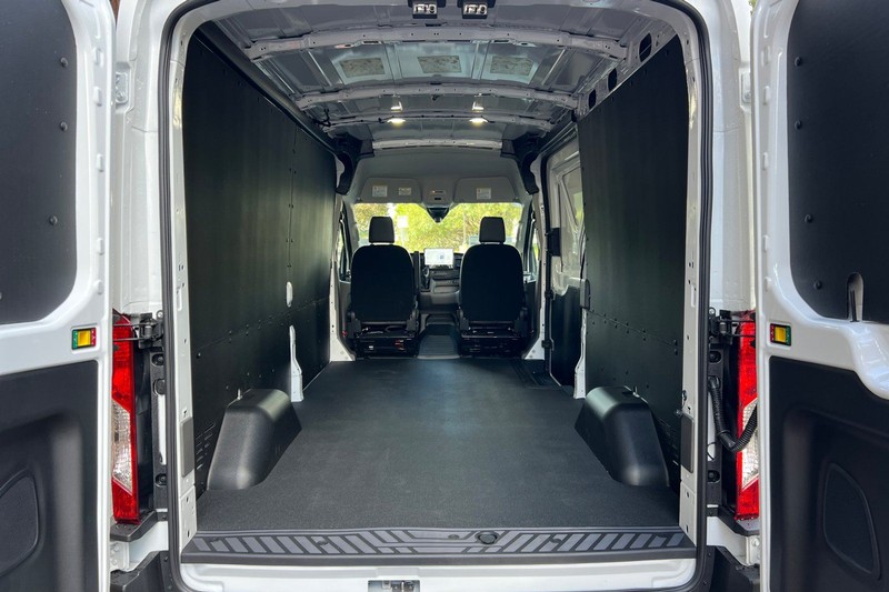 Ford Transit-250 Vehicle Full-screen Gallery Image 14