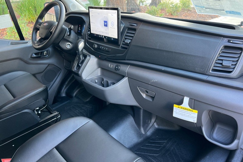 Ford Transit-250 Vehicle Full-screen Gallery Image 15