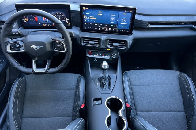 Ford Mustang Vehicle Full-screen Gallery Image 13