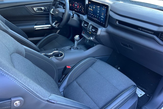 Ford Mustang Vehicle Full-screen Gallery Image 15