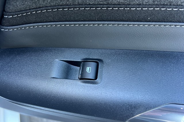 Ford Mustang Vehicle Full-screen Gallery Image 17