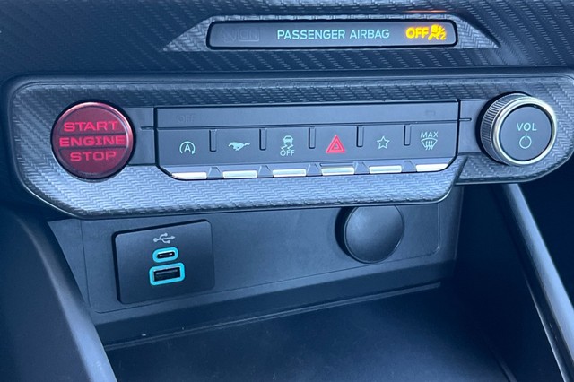 Ford Mustang Vehicle Full-screen Gallery Image 20