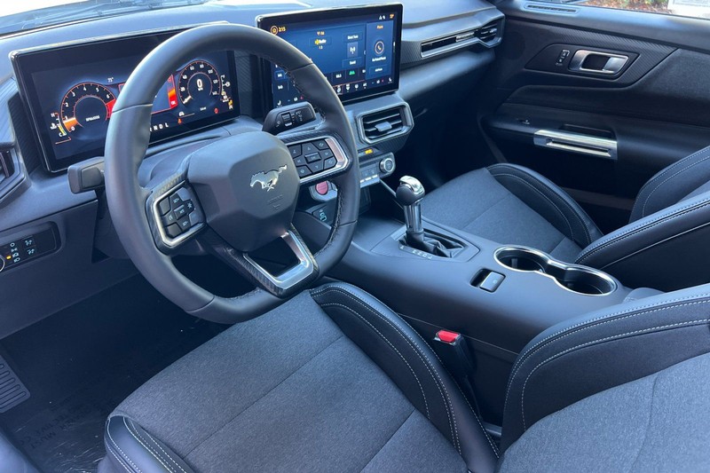 Ford Mustang Vehicle Full-screen Gallery Image 09