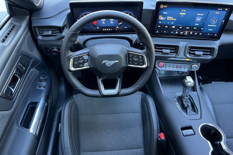 Ford Mustang Vehicle Full-screen Gallery Image 14