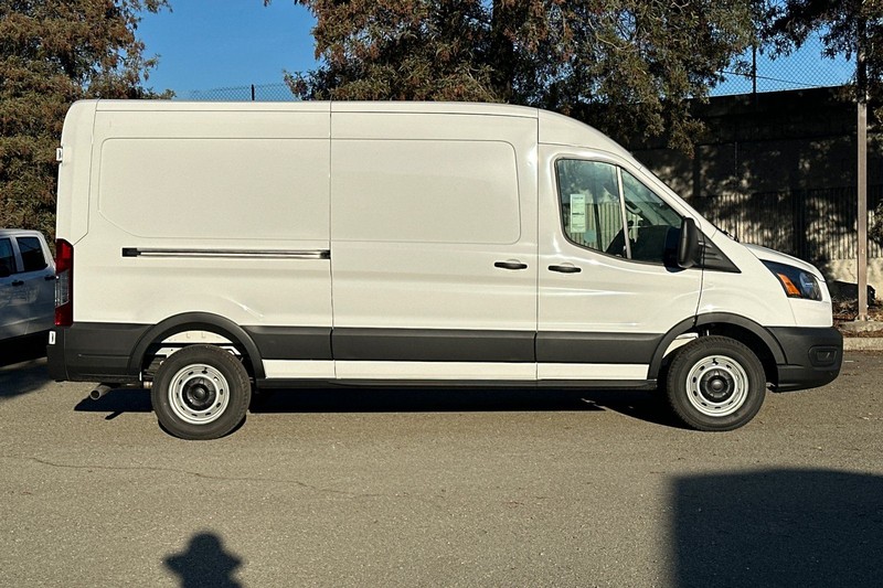 Ford Transit-250 Vehicle Full-screen Gallery Image 02