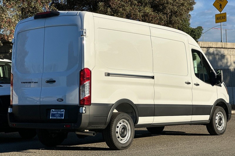 Ford Transit-250 Vehicle Full-screen Gallery Image 03