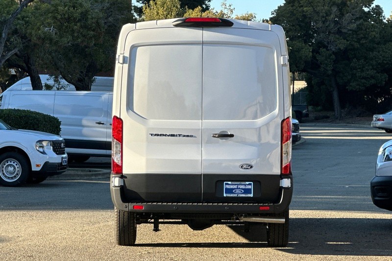 Ford Transit-250 Vehicle Full-screen Gallery Image 04