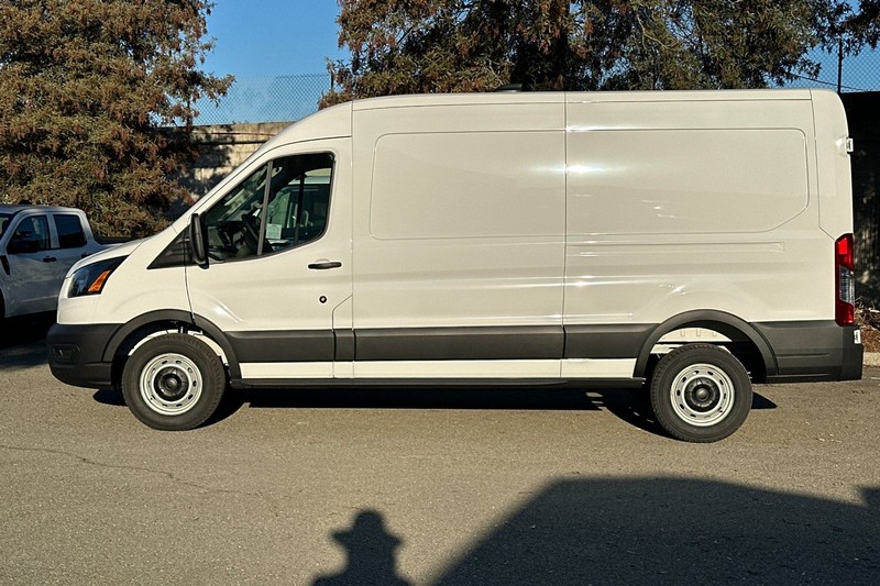 Ford Transit-250 Vehicle Full-screen Gallery Image 06