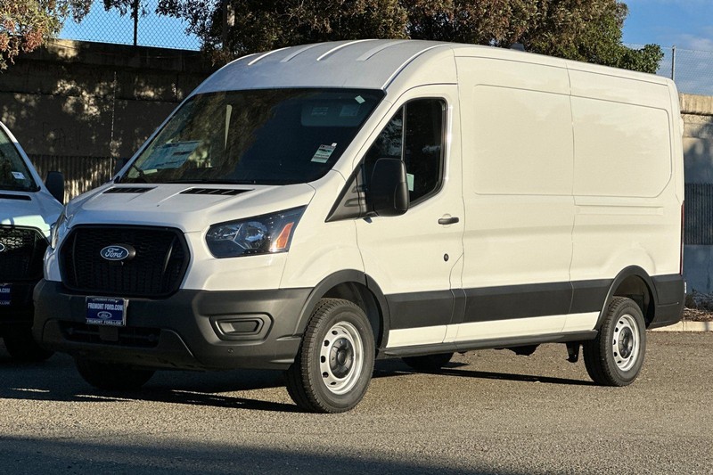 Ford Transit-250 Vehicle Full-screen Gallery Image 07