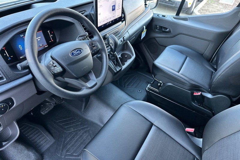 Ford Transit-250 Vehicle Full-screen Gallery Image 09