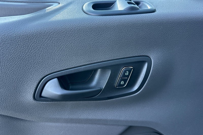 Ford Transit-250 Vehicle Full-screen Gallery Image 10