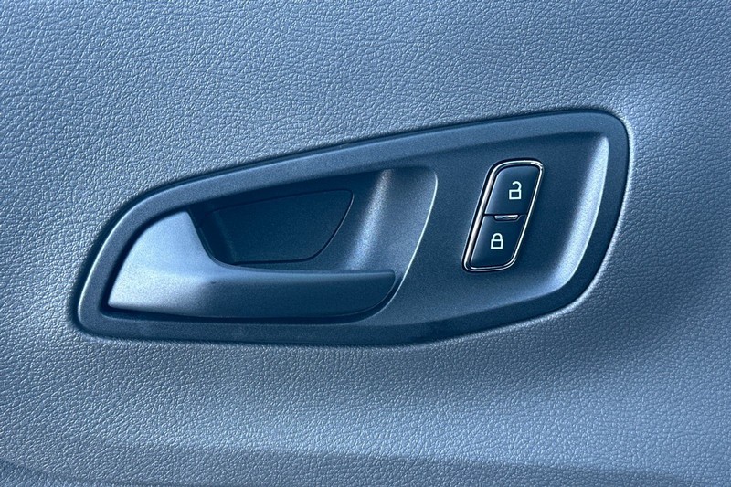 Ford Transit-250 Vehicle Full-screen Gallery Image 11