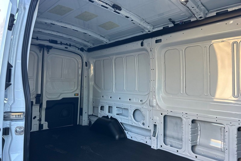 Ford Transit-250 Vehicle Full-screen Gallery Image 12
