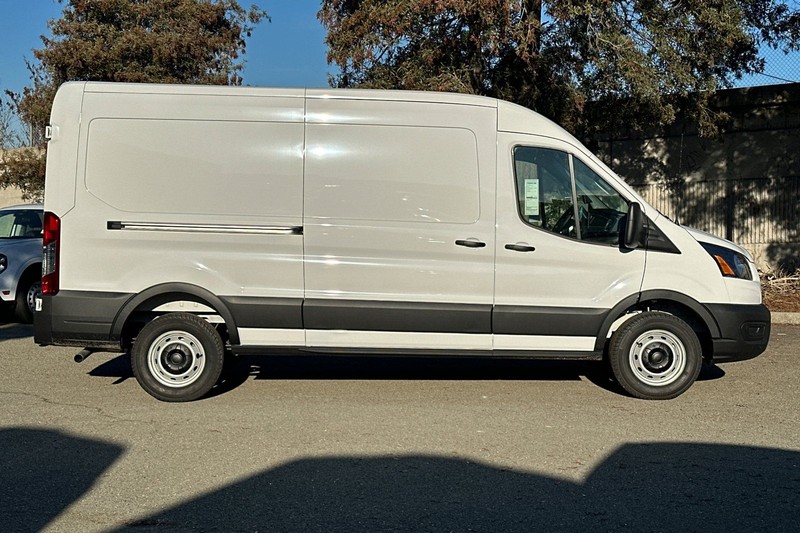 Ford Transit-250 Vehicle Full-screen Gallery Image 02
