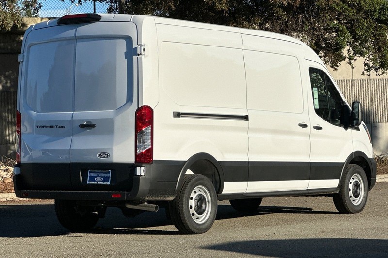 Ford Transit-250 Vehicle Full-screen Gallery Image 03