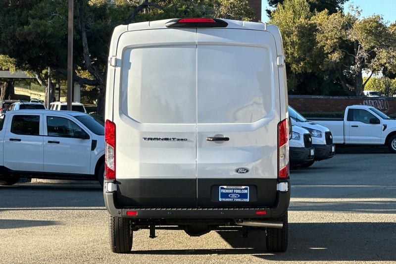Ford Transit-250 Vehicle Full-screen Gallery Image 04