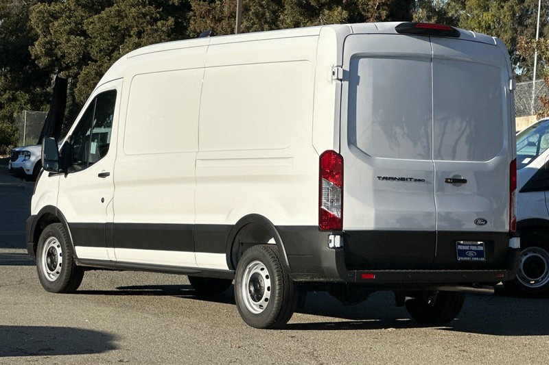 Ford Transit-250 Vehicle Full-screen Gallery Image 05
