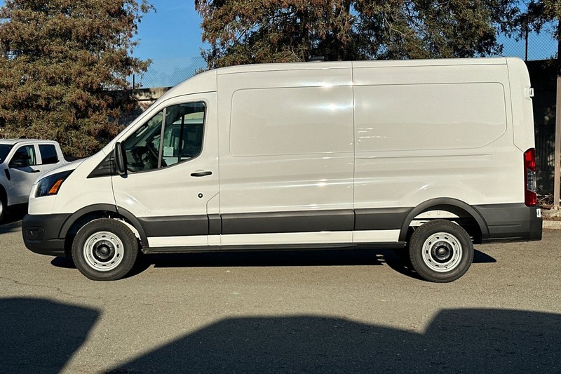 Ford Transit-250 Vehicle Full-screen Gallery Image 06