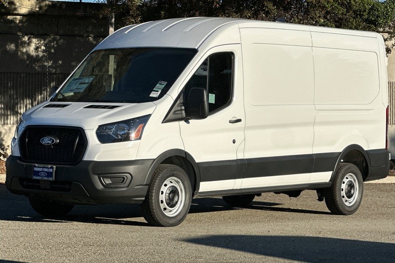 Ford Transit-250 Vehicle Full-screen Gallery Image 07