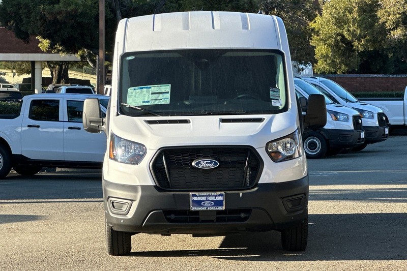 Ford Transit-250 Vehicle Full-screen Gallery Image 08