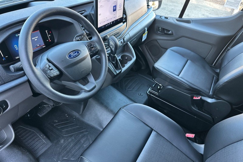 Ford Transit-250 Vehicle Full-screen Gallery Image 09