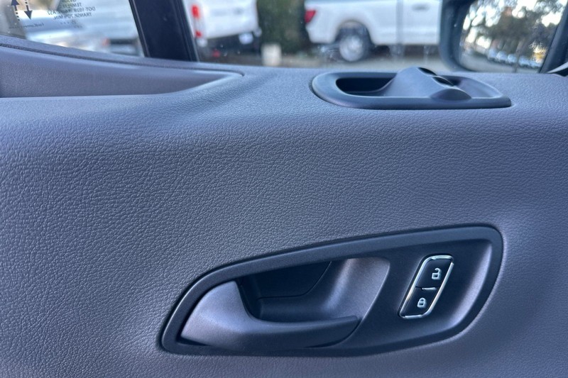 Ford Transit-250 Vehicle Full-screen Gallery Image 10