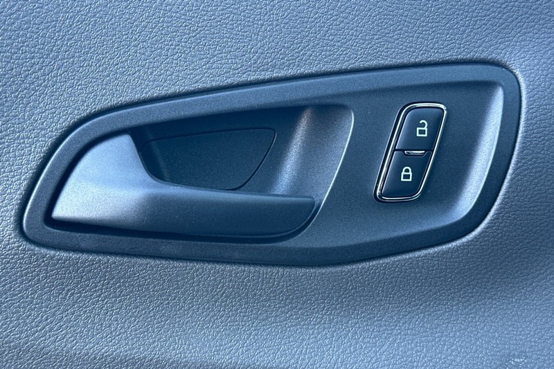 Ford Transit-250 Vehicle Full-screen Gallery Image 11