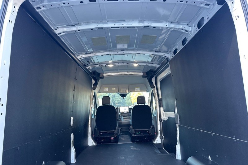 Ford Transit-250 Vehicle Full-screen Gallery Image 15