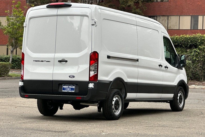 Ford Transit-250 Vehicle Full-screen Gallery Image 03