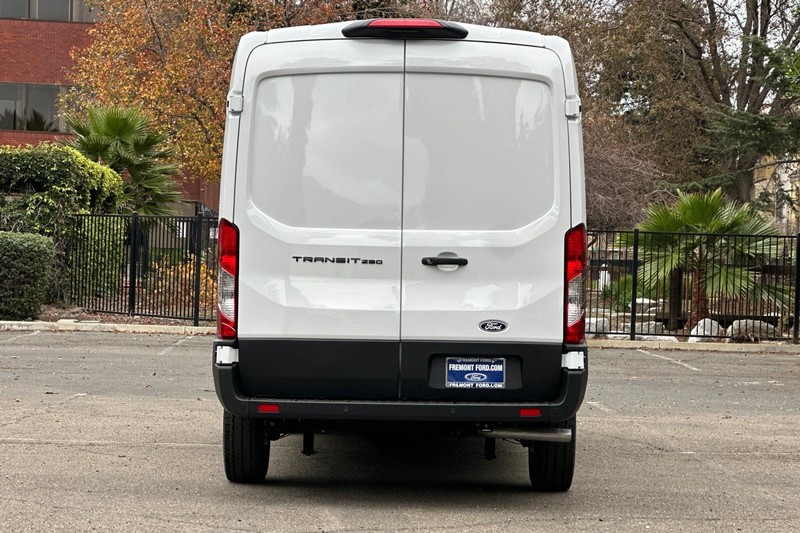 Ford Transit-250 Vehicle Full-screen Gallery Image 04