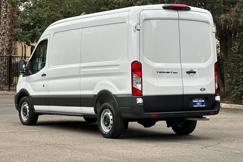 Ford Transit-250 Vehicle Full-screen Gallery Image 05