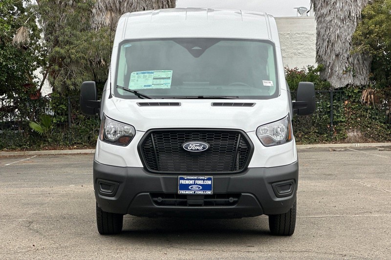 Ford Transit-250 Vehicle Full-screen Gallery Image 08