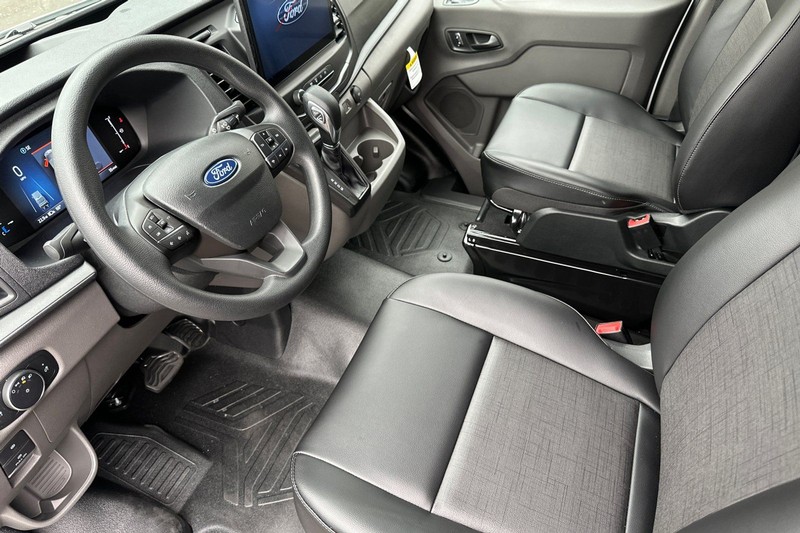 Ford Transit-250 Vehicle Full-screen Gallery Image 09