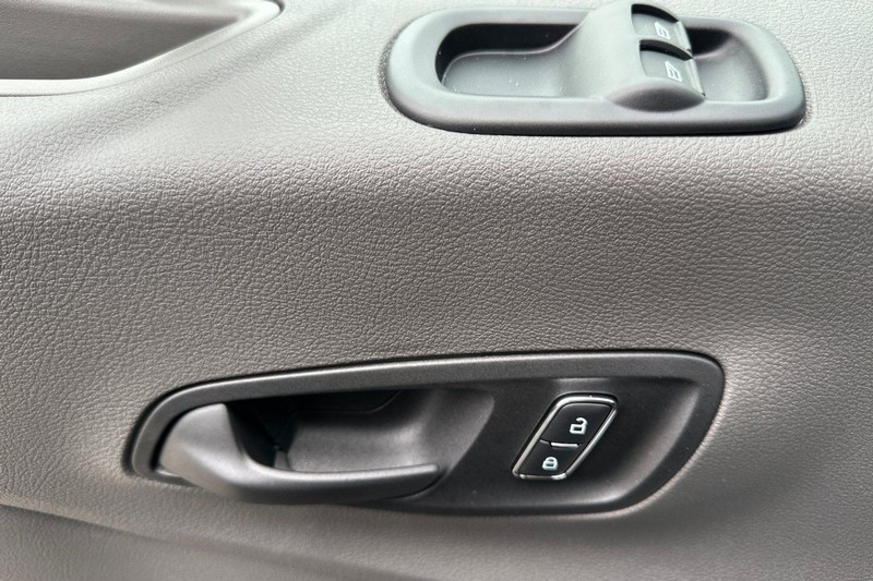 Ford Transit-250 Vehicle Full-screen Gallery Image 10