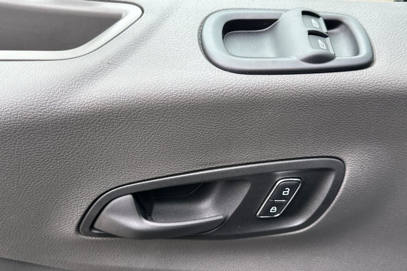 Ford Transit-250 Vehicle Full-screen Gallery Image 11