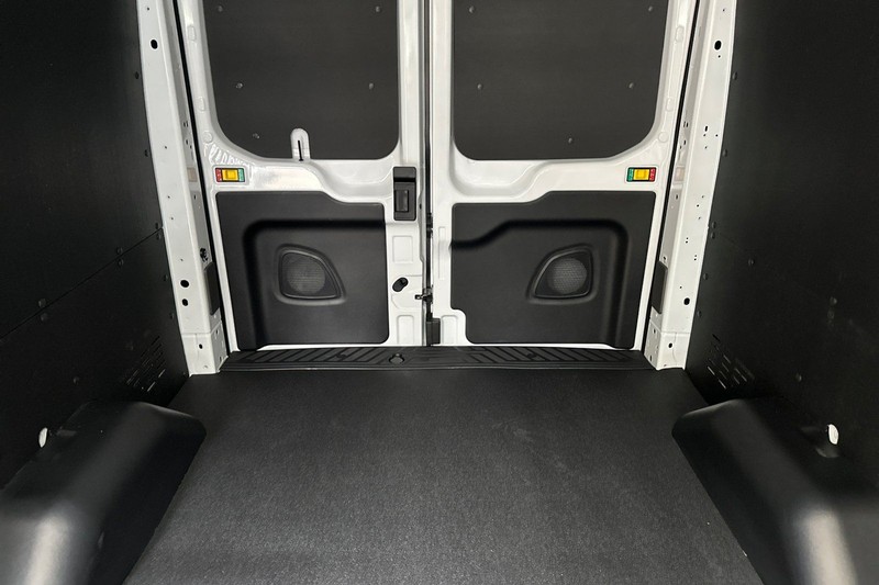 Ford Transit-250 Vehicle Full-screen Gallery Image 15