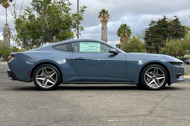 Ford Mustang Vehicle Full-screen Gallery Image 02