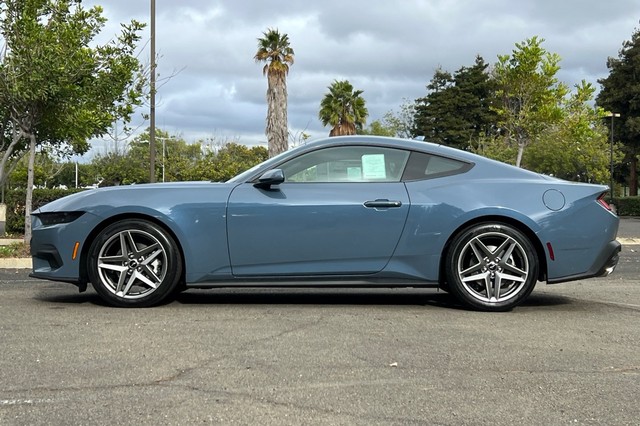 Ford Mustang Vehicle Full-screen Gallery Image 06