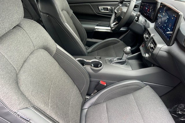 Ford Mustang Vehicle Full-screen Gallery Image 15