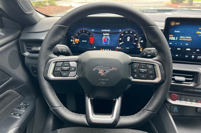 Ford Mustang Vehicle Full-screen Gallery Image 23