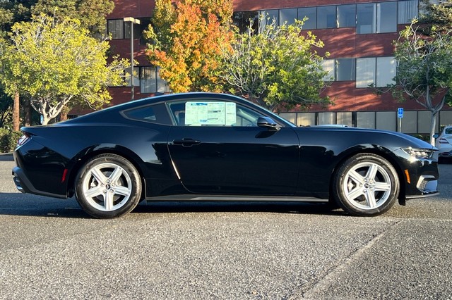 Ford Mustang Vehicle Full-screen Gallery Image 02